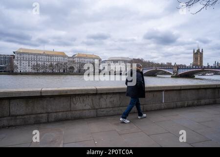 Londres, Royaume-Uni. 3 mars 2023. Une promenade piétonne le long du remblai de la Tamise surplombant le siège de la Maison de la Tamise de MI5 . MI5 agences et services de renseignement ont été critiqués après une enquête officielle, une « opportunité significative » a été manquée pour arrêter le bombardement de Manchester Arena par Salman Abedi le 22 mai 2017, où vingt-trois personnes ont été tuées, y compris l'attaquant, et 1 017 ont été injuredCredit: amer ghazzal/Alamy Live News Banque D'Images