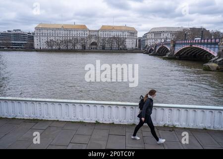 Londres, Royaume-Uni. 3 mars 2023. Un piéton marche le long du remblai de la Tamise surplombant le siège de la Maison de la Tamise de MI5 . MI5 agences et services de renseignement ont été critiqués après une enquête officielle, une « opportunité significative » a été manquée pour arrêter le bombardement de Manchester Arena par Salman Abedi le 22 mai 2017, où vingt-trois personnes ont été tuées, y compris l'attaquant, et 1 017 ont été injuredCredit: amer ghazzal/Alamy Live News Banque D'Images