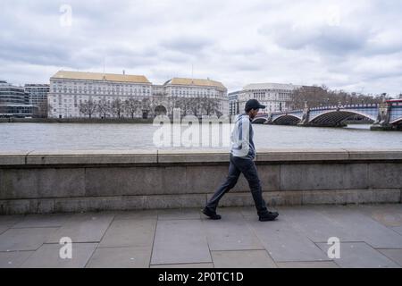 Londres, Royaume-Uni. 3 mars 2023. Une promenade piétonne le long du remblai de la Tamise surplombant le siège de la Maison de la Tamise de MI5 . MI5 agences et services de renseignement ont été critiqués après une enquête officielle, une « opportunité significative » a été manquée pour arrêter le bombardement de Manchester Arena par Salman Abedi le 22 mai 2017, où vingt-trois personnes ont été tuées, y compris l'attaquant, et 1 017 ont été injuredCredit: amer ghazzal/Alamy Live News Banque D'Images