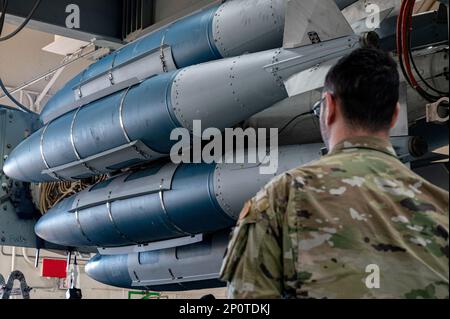 Un membre de l'équipage de chargement d'armes de l'escadron de maintenance de 7th aéronefs aide au transport du cadre de chargement du lanceur jusqu'à la ligne de vol pour le chargement à la base aérienne de Dyess, Texas, le 9 janvier 2023. Le concept de pré-chargement des munitions existe depuis la première mise en service du B-1, mais il est resté inutilisé pendant 30 ans jusqu'à ce que 7 AMM ressuscite la capacité cet hiver. Le LLF est un équipement qui permet aux chargeurs d'armes de précharger des munitions sur un lanceur, sous le couvert d'une installation, avant de transporter l'ensemble du lanceur/paquet de munitions jusqu'à la ligne de vol pour le chargement sur l'airc Banque D'Images