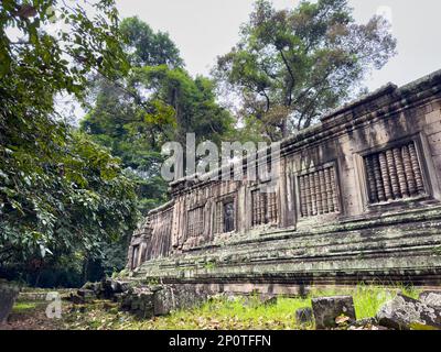 L'un des deux Khleangs, ou storerooms, derrière les tours du Prasat Suor Prat datant du 12th siècle, en face de la terrasse Eléphant dans Angkor Thom, au Cambodge. Banque D'Images