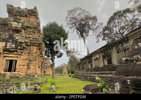 L'arrière des tours du Prasat Suor Prat datant du 12th siècle, à côté d'un Khleangs, ou cime, en face de la terrasse de l'éléphant dans Angkor Thom, au Cambodge. Banque D'Images