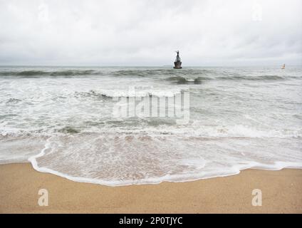 Busan, Corée du Sud - Mai 2019: Haeundae paysage de plage, l'une des plus célèbres et belles plages de Busan avec des vagues et une sculpture dans la mer Banque D'Images