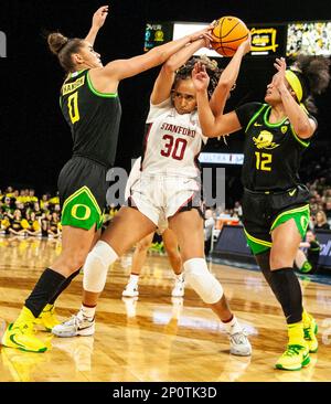 LasVegas, Nevada, États-Unis. 02nd mars 2023. A. le garde de Stanford Haley Jones (30) lutte pour passer le ballon lors du match de quart de finale du tournoi Pac -12 du NCAA Women's Basketball entre les Ducks de l'Oregon et le Cardinal de Stanford. Stanford a battu Oregon 76-65 à Mandalay Bay Michelob Arena Las Vegas, Nevada. Thurman James /CSM/Alamy Live News Banque D'Images