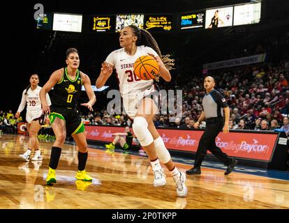 LasVegas, Nevada, États-Unis. 02nd mars 2023. A. le garde de Stanford Haley Jones (30) se rend au panier lors du match de quart de finale du tournoi de basket-ball Pac -12 des femmes NCAA entre les Canards de l'Oregon et le Cardinal de Stanford. Stanford a battu Oregon 76-65 à Mandalay Bay Michelob Arena Las Vegas, Nevada. Thurman James /CSM/Alamy Live News Banque D'Images