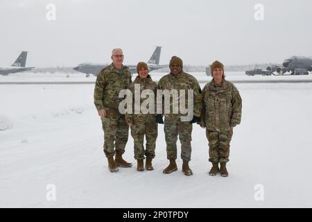 Le conseiller principal inscrit Tony Whitehead a visité la Garde nationale aérienne de l'Alaska à la base aérienne d'Eielson, à 2 février 2023, où il a été informé de la mission de la 168th e Escadre. Au cours de la visite, le Sgt Jeffrey Ling, chef de commandement de l’escadre 168th, Kim Groat, CHEF de commandement de l’État, SEA Whitehead, Et le sergent de commandement Maj. Julie Small, chef enrôla de la Garde nationale de l'Alaska, pose pour une photo devant le KC-135s de la 168th e Escadre lors d'une journée enneigée en Alaska, alors qu'ils discutent des opérations dans l'arctique. SEA Whitehead est le conseiller principal inscrit auprès du chef du Bureau de la Garde nationale. Banque D'Images