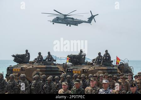 Les membres du service des pays participants participent à un exercice d'assaut amphibie dans le cadre de l'exercice militaire conjoint Cobra Gold 2023 à la base militaire de Sattahip, Chonburi. L'exercice Cobra Gold est le plus important exercice militaire multilatéral conjoint en Asie du Sud-est, organisé chaque année en Thaïlande par les Forces armées royales thaïlandaises (RTARF) et les États-Unis Commandement Indo-Pacific. Le Cobra Gold 2023 à l'occasion de l'édition 42nd avec sept pays participants à part entière ñ Thaïlande, États-Unis, Singapour, Japon, Indonésie, La République de Corée et la Malaisie. Banque D'Images