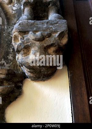 Le père de Lewis Carrol était recteur de l'église Saint-Pierre, Croft on Tees. Le chat Cheshire d'Alice s'est dit inspiré de cette sculpture dans l'église. Banque D'Images