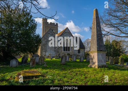 L'église de St Margaret dans le village d'Addington près de West Malling Kent avec le tombeau de Locker en premier plan. Banque D'Images