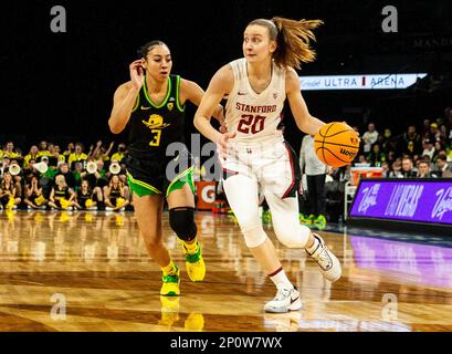 LasVegas, Nevada, États-Unis. 02nd mars 2023. A. la garde de Stanford Elena Bosgana (20) va au panier pendant le match de quart de finale du tournoi de PAC -12 de NCAA pour femmes de basket-ball entre les Canards de l'Oregon et le Cardinal de Stanford. Stanford a battu Oregon 76-65 à Mandalay Bay Michelob Arena Las Vegas, Nevada. Thurman James /CSM/Alamy Live News Banque D'Images