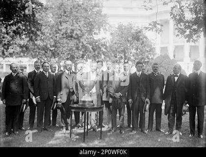 Eastern Yacht Club - le président [Woodrow] Wilson présente la coupe du Club à la propriétaire du yacht 'Ellen' qui a gagné la course au large de Marblehead, Massachusetts, 1913. Banque D'Images