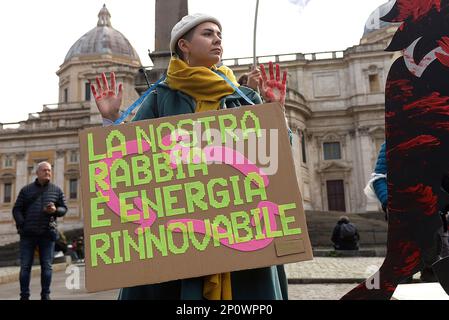 Rome, Italie. 03 mars 2023. Un manifestant montre ses mains peintes en rouge et tient un écriteau exprimant son opinion pendant la démonstration. Les activistes du climat ont organisé une manifestation organisée par Fridays for future, dans le cadre de la grève mondiale du climat, appelant à une action contre le changement climatique. Banque D'Images