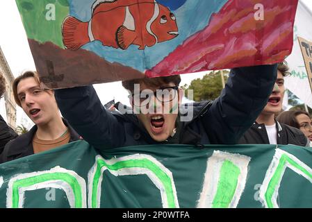 Rome, Italie. 03 mars 2023. Un manifestant tient un écriteau et crie des slogans pendant la démonstration. Les activistes du climat ont organisé une manifestation organisée par Fridays for future, dans le cadre de la grève mondiale du climat, appelant à une action contre le changement climatique. Banque D'Images