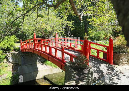 Vue sur le pont rouge japonais - Nouvelle-Zélande Banque D'Images