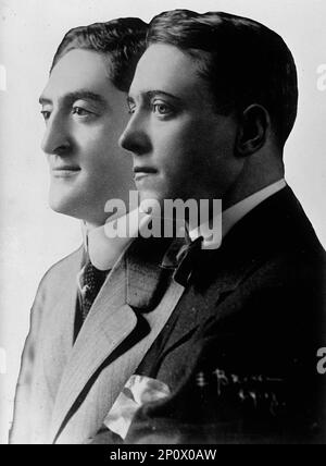 Sam Henry Harris, à gauche, avec George Michael Cohan, 1917. Harris, producteur et propriétaire de théâtre de Broadway, avec Cohan, chanteur, danseur, acteur, auteur-compositeur et réalisateur. Banque D'Images