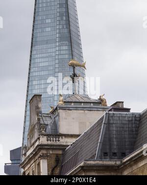 Une girouette à poissons au-dessus du marché aux poissons Old Billingsgate, Old Billingsgate Walk, Lower Thames Street, City of London, EC3, Angleterre, Royaume-Uni Banque D'Images