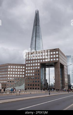 Renzo Piano's Shard gratte-ciel et le pont numéro 1 de Londres sur London Bridge, Londres, Angleterre, Royaume-Uni Banque D'Images