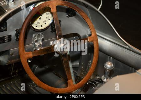 Vue rapprochée du volant antique d'une Porsche classique dans un musée Banque D'Images