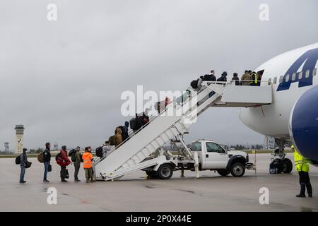 ÉTATS-UNIS Des aviateurs de la Force aérienne affectés à l'escadre de combat 52nd embarquent un Boeing 767-300ER sur la base aérienne de Spangdahlem, en Allemagne, le 12 janvier 2023, dans le cadre d'un déploiement à la base aérienne de Kadena, au Japon. Le déploiement d’avions plus récents et plus perfectionnés à Kadena illustre l’engagement continu du ministère de la Défense d’améliorer sa posture tout en s’appuyant sur les solides fondations des États-Unis Alliance avec le Japon. Banque D'Images