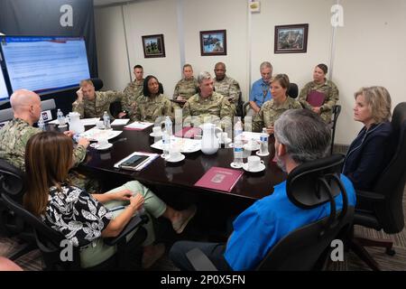 Mme Kristin French, directrice adjointe des opérations logistiques (J3), Agence de logistique de la Défense, rencontre Brig. Général (P) Paula Lodi, commandant général, 18th MEDCOM (soutien au déploiement), pour discuter des défis médicaux dans la région Indo-Pacifique dans le quartier général MEDCOM (DS) 18th à fort Shafter Flats, Hawaii, le 12 janvier 2023. Le français est responsable de la gestion de bout en bout de la chaîne d'approvisionnement des neuf chaînes d'approvisionnement de l'DLA, en fournissant des politiques de gestion des processus de logistique et de matériel, des directives, de la surveillance et de la surveillance du rendement de la chaîne d'approvisionnement. (Photo d'illustration des Etats-Unis Sergent de l'armée 1st classe Timothy H Banque D'Images