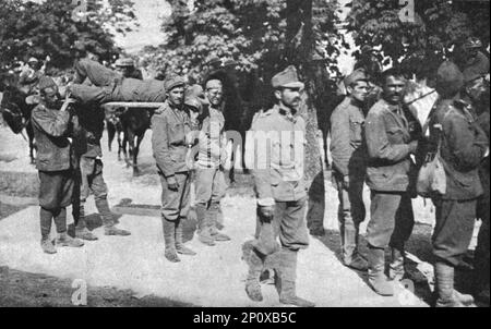 'Les Italiens a Gorizia; soldats et blesses autrichiens sortent, pour se rendre, des maisons ou ils s'étaient caches', 1916. De "Collection de la guerre IV L'Illustration Tomé CXLVIII. La guerre Juillet, Aout, septembre, octobre, novembre, Décembre 1916". Banque D'Images