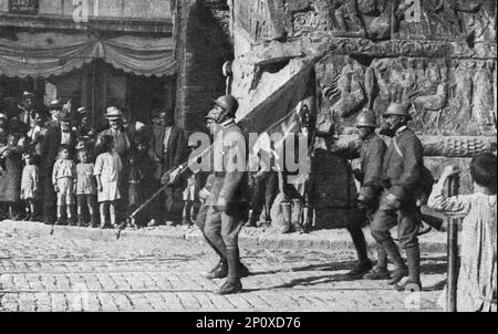 'Les alliés a Salonique; l'arrière des italiens: le glorieux drapeau lacere d'un régiment étranger passe au pied de l'arc de l'empereur Galere', 1916. De "Collection de la guerre IV L'Illustration Tomé CXLVIII. La guerre Juillet, Aout, septembre, octobre, novembre, Décembre 1916". Banque D'Images