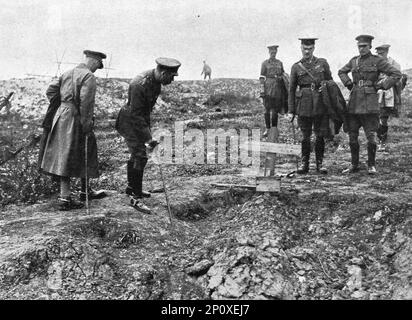 'La visite du roi d'Angleterre a ses armes et au front Belge; Au cours de la visite qu'il a fait aux champs de bataille de la somme et dont nous avons déjà fait partie, le roi se penche sur la tombe d'un de ses soldats, sur la lacelle se lit cette inscription simple : « Unknown » (inconnu), 1916. De "Collection de la guerre IV L'Illustration Tomé CXLVIII. La guerre Juillet, Aout, septembre, octobre, novembre, Décembre 1916". Banque D'Images