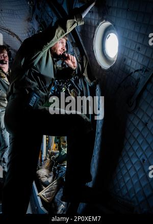 Le sergent Adam Ware de la Royal Australian Air Force, chargé de charge, regarde la fenêtre d'un C-27J Spartan en vol pour une formation d'intervention d'urgence pendant COPE North 2023 à la base aérienne d'Andersen, Guam, le 14 février 2023. Cope North est un exercice annuel de formation sur le terrain qui permet à chaque pays partenaire d'affiner ses compétences essentielles en matière de préparation tout en améliorant l'interopérabilité entre plusieurs zones de mission, notamment la supériorité aérienne, l'interdiction, la guerre électronique, le transport aérien tactique et les capacités de ravitaillement aérien. Banque D'Images