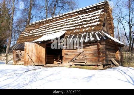 LUBLIN POLOGNE, 08/02/2023. Ancienne grange en bois avec porte ouverte par une journée ensoleillée en hiver Banque D'Images