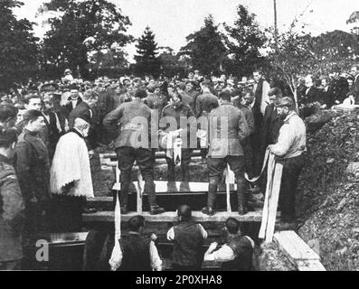 'Le Zeppelin Abattu; dans la banlieue Nord de Londres; Funerailles militaires faites par les Anglais aux saisir hommes de l'équipement ennemi : départ de l'eglise de Cuffley et descente des ceruieils dans la fosse', 1916. De "Collection de la guerre IV L'Illustration Tomé CXLVIII. La guerre Juillet, Aout, septembre, octobre, novembre, Décembre 1916". Banque D'Images