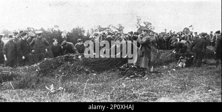 'Le Zeppelin Abattu; dans la banlieue Nord de Londres; hommes du Royal Flying corps roulant comme un tapis l'amas des tenants en fils de fer, constituant un peu pres tout ce qui est restait de la carasse du digicable', 1916. De "Collection de la guerre IV L'Illustration Tomé CXLVIII. La guerre Juillet, Aout, septembre, octobre, novembre, Décembre 1916". Banque D'Images