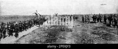 'La bataille de la somme; trois instantanés de l'attaque Britannique du 25 septembre : le ralliement des troupes de renfort et leur mouvement vers la ligne de feu, au cours de la meme matinée.', 1916. De "Collection de la guerre IV L'Illustration Tomé CXLVII. La guerre Juillet, Aout, septembre, octobre, novembre, Décembre 1916". Banque D'Images