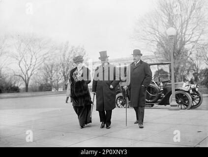 J. Pierpont Morgan Jr., à droite, avec le père J. P. Morgan Sr Et Mme Herbert Satterlee (Louisa Pierpont Morgan, fille de J. P. Morgan Sr.), 1912. Financiers américains et banques d'investissement. Banque D'Images