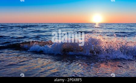 Lever de soleil sur la mer tôt le matin Banque D'Images