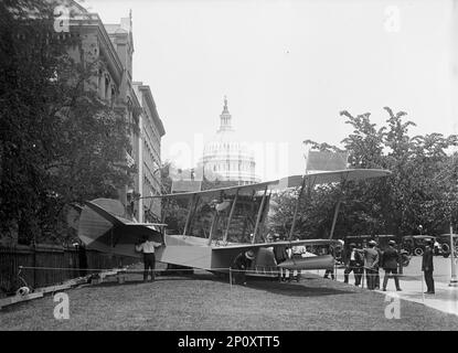 Communication de la patrouille nationale Aero Coast - Curtiss Hydroplane ou Flying Boat exposé près de l'immeuble du Bureau de la Maison, 1917. Banque D'Images