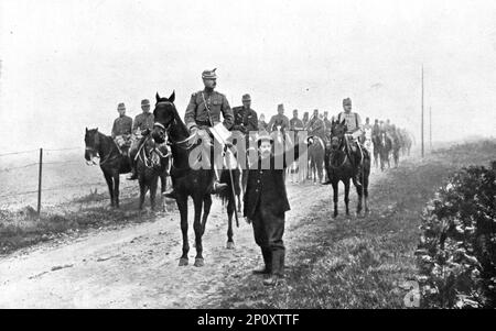 ''le rôle de la Cavalerie; dans la somme, par un matin de brouillard, un peloton de hussards francais arpenter le mouvement de l'avance ennemie', 1914. De "l'Album de la guerre 1914-1919: Volume I". [L'Illustration, Paris, 1926]. Banque D'Images