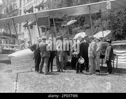 Communication de la patrouille nationale Aero Coast - Curtiss Hydroplane ou Flying Boat exposé près de House Office Building, Rep Kahn; Unidentified Back; Asst. Sec. Ingraham; [Robert] Peary [4th à gauche, premier plan]; Lieb, Prof. Frankenfield; Bowman; Taylor; Newton; Mlle Marie Peary; E.H. Smith, 1917. Banque D'Images