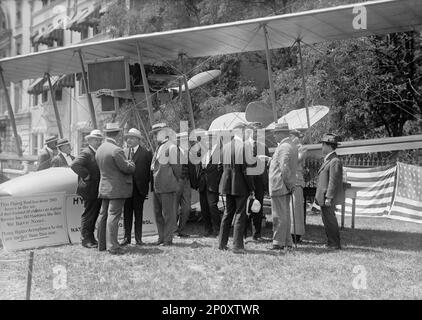 Communication de la patrouille nationale Aero Coast - Curtiss Hydroplane ou Flying Boat exposé près de House Office Building, Rep Kahn; Unidentified; Asst. Sec. Ingraham; ADM. [Robert] Peary; Rep. Lieb; Prof. Frankenfield; Bowman; Taylor, Newton, Smith. Homme non identifié, Retour tourné à droite de Kahn, 1917. Banque D'Images