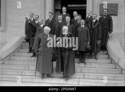 Société géographique nationale. Anniversaire de Bell téléphone. Front: Theodore Newton Vail et Alexander Graham Bell; arrière de Bell, Thomas Augustus Watson, Assoc. Avec Bell dans les expériences. Diagonalement vers le haut, à droite: John .J. Carty ; G.H. Grosvenor; J.O. Lagorce, 1916. Banque D'Images