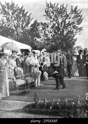 ''le Président de la République en Russie; au Camp de Kransnoie-Selo, 22 juillet', 1914. De "l'Album de la guerre 1914-1919, Volume I" [l'Illustration, Paris, 1924]. Banque D'Images