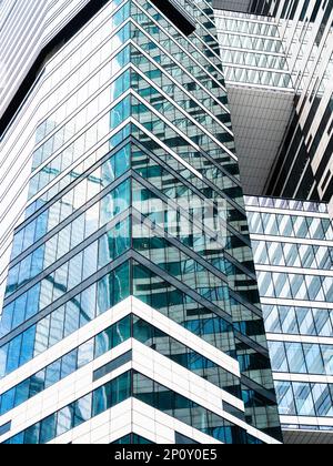 Murs en verre de bâtiments de plusieurs étages dans le quartier de Moscou Banque D'Images