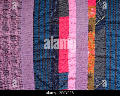 gros plan sur un tissu patchwork en soie cousue à la main Banque D'Images