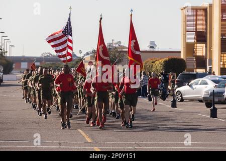 ÉTATS-UNIS Marines avec Marine corps Recruit Depot (MCRD) San Diego, dirige de nouvelles Marines avec Bravo Company, 1st Recruit Training Battalion, sur une course de motivation au MCRD San Diego, le 19 janvier 2023. Les Marines qui étaient à la tête du front étaient responsables de la formation et de l'organisation du bataillon de formation des 3rd recrues. Banque D'Images