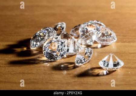 des diamants sur la table de la joaillière Banque D'Images