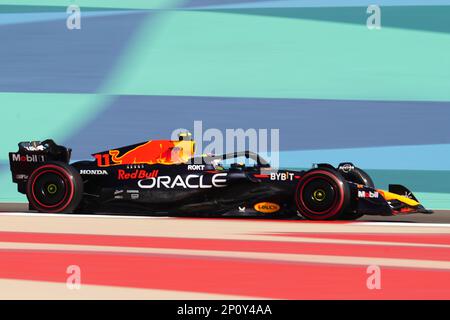 Sergio Perez de Red Bull Racing pendant la journée d'entraînement du Grand Prix de Bahreïn au circuit international de Bahreïn, Sakhir. Date de la photo: Vendredi 3 mars 2023. Banque D'Images