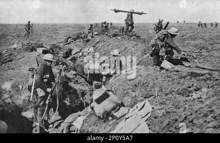 'La bataille de la somme; trois instantanés de l'attaque Britannique du 25 septembre : réserve de tranches le matin du 25 septembre; un dancardier, important ses camarades, porte une civière sur l'épale.', 1916. De "Collection de la guerre IV L'Illustration Tomé CXLVII. La guerre Juillet, Aout, septembre, octobre, novembre, Décembre 1916". Banque D'Images