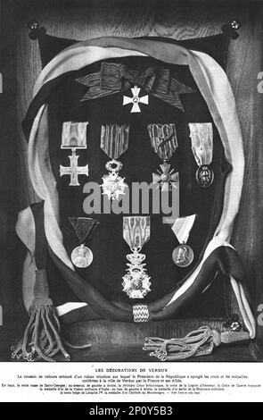 'Les décorations de Verdun: Le coussin de velours entourage d'un ruban tricolore sur lequel le Président de la République a épingle les croix et les médailles a la ville de Verdun par la France et ses alliés; en haut, la croix russe de Saint-Georges : au-dessous, de gauche à droit la Croix militaire Britannique, la croix de la Légion d'honneur, la Croix de guerre francaise; la médaille d'or de la valeur militaire d'Italie ; en bas, de gauche à droite, la médaille d'or de la bravoure militaire, la Croix de Léobelge ancienne 1er. la medaille d'Or Obilitch du Monténégro.', 1916. De &qu Banque D'Images