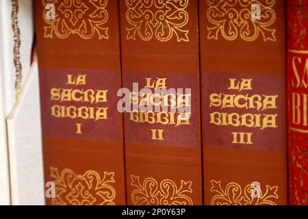 Étagères d'une bibliothèque avec trois volumes de la Sainte Bible. Photo de haute qualité Banque D'Images