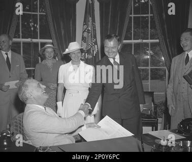 Robert H. Jackson a prêté serment en tant que juge, Washington, D.C. 11 juillet 1941. Robert [Houghwout] Jackson a été assermenté en tant que juge associé de la Cour suprême dans le bureau du président Roosevelt devant un auditoire composé de la plupart des hauts fonctionnaires du New Deal auxquels il était associé depuis sept ans. La photo montre le président alors qu'il félicite Jackson. De gauche à droite : Mary Jackson, fille de M. Jackson, Mme Jackson [Irene Gerhardt] et Robert Jackson. Le président Roosevelt est dans le premier plan de gauche. Banque D'Images