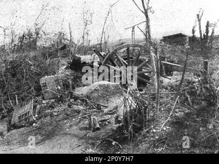 'Derrière la bataille, au Sud de la somme : avant, pendentif et apres une attaque; une pièce de 77 attestation par notre artillerie et demeuree entre les mains de nos soldats.', 1916. De "Collection de la guerre IV L'Illustration Tomé CXLVII. La guerre Juillet, Aout, septembre, octobre, novembre, Décembre 1916". Banque D'Images